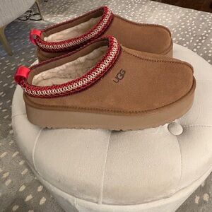 UGG Tazz Slippers Chestnut Size 8 with Red and White Accents